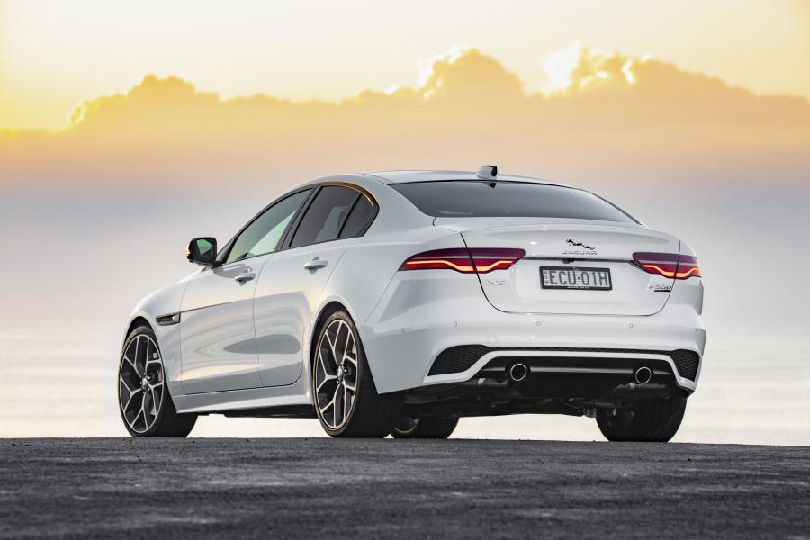  Jaguar XE P300 R-Dynamic 2019 года  (AU) (фото 19 из 40)